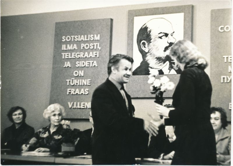Foto. Haapsalu RSS kollektiivlepingu sõlmimise konverents. Tööeesrindlase Andrei Timošini autasustamine. Foto T/k "Haapsalu", 1981