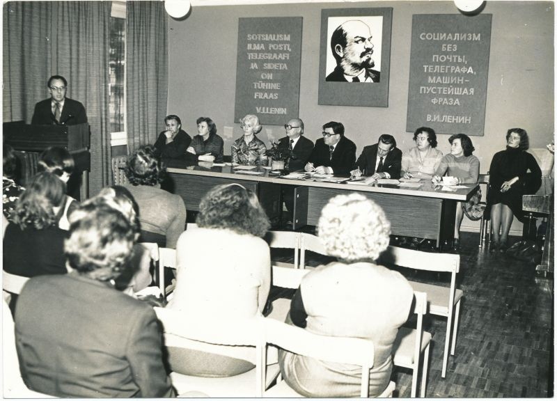 Foto. Haapsalu RSS kollektiivlepingu sõlmimise konverents. Esineb V. Pärtel. Foto T/k "Haapsalu", 1981