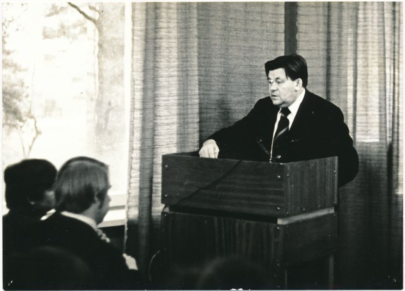Foto. Haapsalu RSS kollektiivlepingu sõlmimise konverents. Esineb sidesõlme ülem Sila Hoel. Foto T/k "Haapsalu", 1981