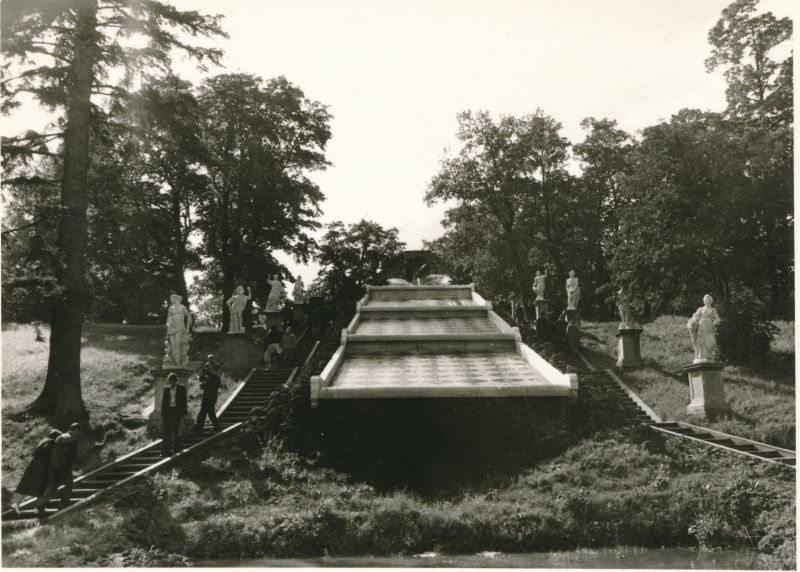 Foto. Haapsalu Rajooni Sidesõlme töötajad ekskursioonil Leningradis, Petrodvorets, 1980