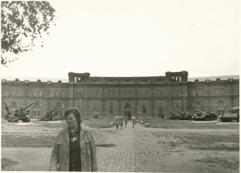 Foto. Haapsalu Rajooni Sidesõlme töötajad ekskursioonil Leningradis, Suurtüki-inseneri-sideväe muuseum, 1980