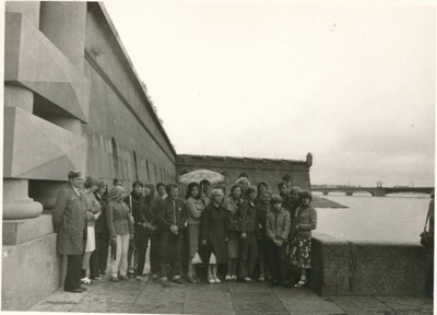 Foto. Haapsalu Rajooni Sidesõlme töötajad ekskursioonil Leningradis, Peeter-Pauli kindlus, 1980  duplicate photo