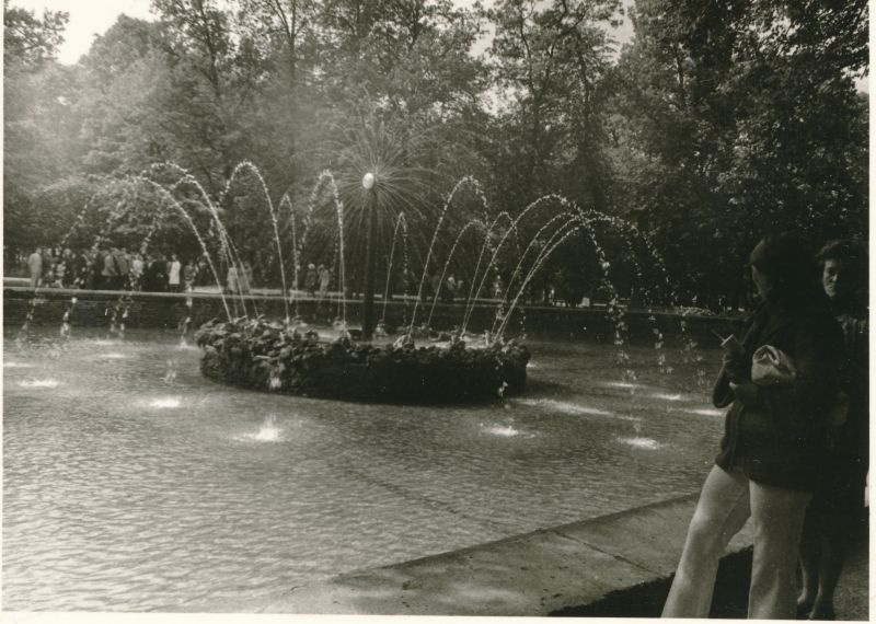 Foto. Haapsalu Rajooni Sidesõlme töötajad ekskursioonil Leningradis, Petrodvorets, 1980