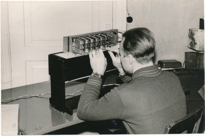 Foto. Haapsalu STES Kingissepa tsehhi Orissaare jsk. mehaaniku Ilmar Põldemaa rats. ettepanek nr 37 28.12.1966 "Releede kontaktvedrude reguleerimist alt valgustav laud". Foto I. Põldemaa  similar photo