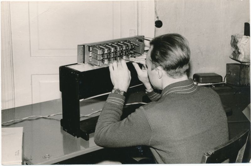 Foto. Haapsalu STES Kingissepa tsehhi Orissaare jsk. mehaaniku Ilmar Põldemaa rats. ettepanek nr 37 28.12.1966 "Releede kontaktvedrude reguleerimist alt valgustav laud". Foto I. Põldemaa
