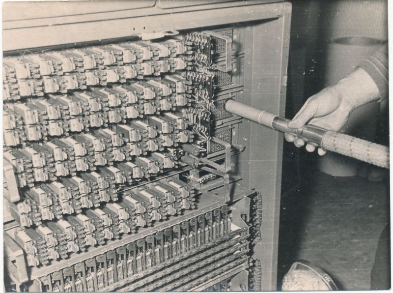 Foto. Haapsalu STES Kingissepa tsehhi Orissaare jsk. mehaaniku Ilmar Põldemaa rats. ettepanek nr 45/6 28.06.1967 "Lahtise tolmu eemaldamine releedelt tolmuimeja abil ATJ pinge alt vabastamata".