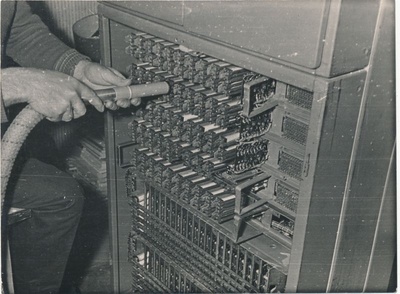 Foto. Haapsalu STES Kingissepa tsehhi Orissaare jsk. mehaaniku Ilmar Põldemaa rats. ettepanek nr 45/6 28.06.1967 "Lahtise tolmu eemaldamine releedelt tolmuimeja abil ATJ pinge alt vabastamata".  similar photo