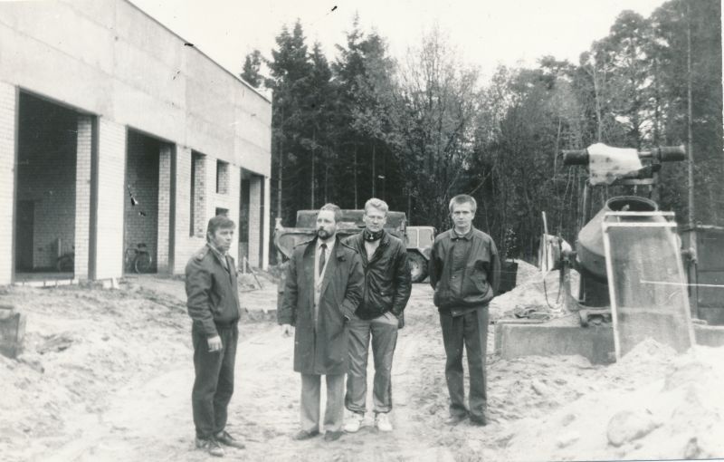 Foto. Läänemaa Telefonivõrgu Valgevälja tootmisbaasi ehitus detsembris 1993.
