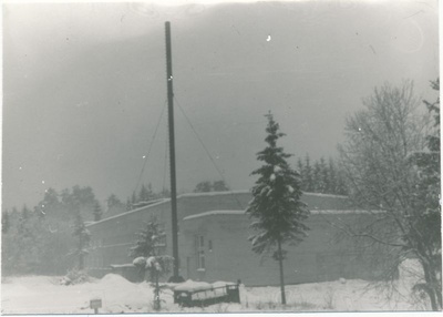 Foto. Läänemaa Telefonivõrgu Valgevälja tootmisbaasi ehitus detsembris 1993.  similar photo