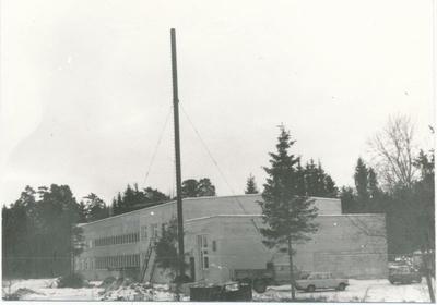 Foto. Läänemaa Telefonivõrgu Valgevälja tootmisbaasi ehitus detsembris 1993.  similar photo