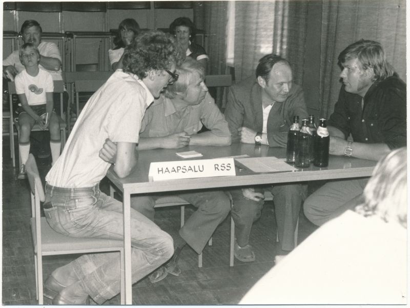Foto. Haapsalu Sidesõlme III "Valge Daami" mälumäng augustis 1985. Haapsalu RSS võistkond.