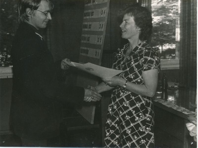 Foto. Haapsalu Sidesõlme III "Valge Daami" mälumäng augustis 1985. Evi Velt õnnitleb Hiiumaa RSS vaneminseneri Elmu Viigipuud.  similar photo