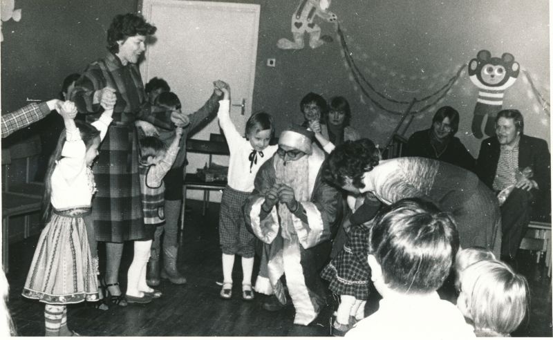 Foto. Laste nääripidu Sidesõlme saalis: lastega mängib a/ü komitee esimees Evi Velt. Foto V. Pärtel, detsember 1984