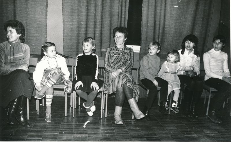 Foto. Laste nääripidu Haapsalu Sidesõlme saalis: lapsed lastevanematega. Foto V. Pärtel, detsember 1984