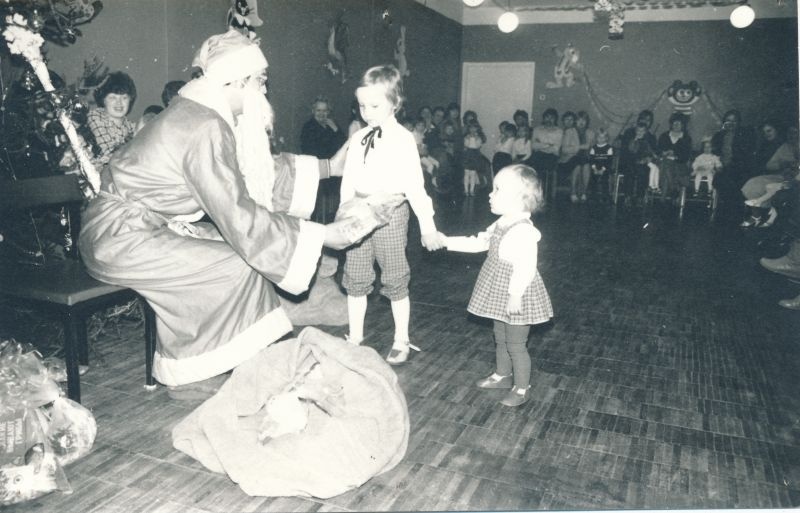 Foto. Laste nääripidu Haapsalu Sidesõlme saalis: autojuht Hans Loorensi lapsed näärivanaga. Foto V. Pärtel, detsember 1984