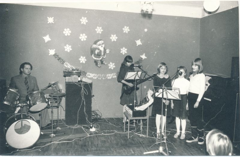 Foto. Laste nääripidu Haapsalu Sidesõlmes: esineb RSS-i noorteansambel Rein Õuemaa juhtimisel. Foto V. Pärtel, detsember 1984