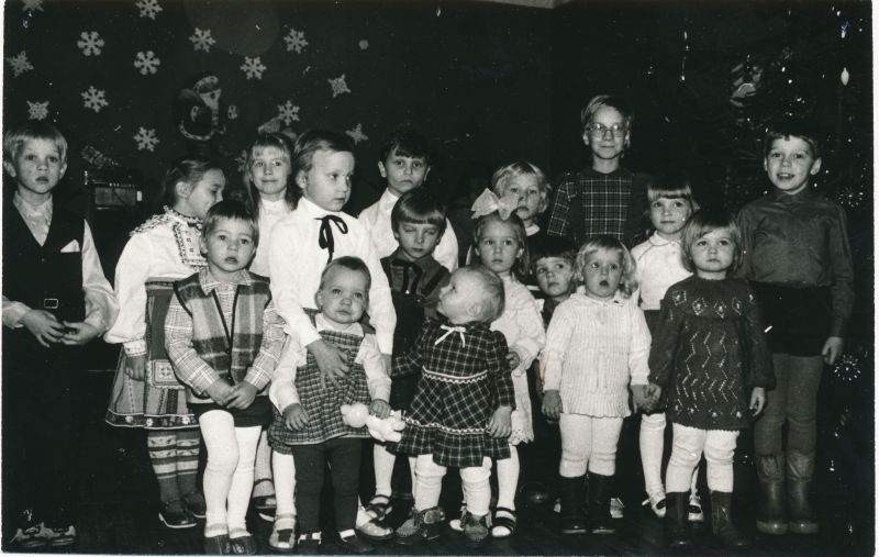 Foto. Laste nääripidu Haapsalu Sidesõlme saalis: lapsed ühispildil. Foto V. Pärtel, detsember 1984