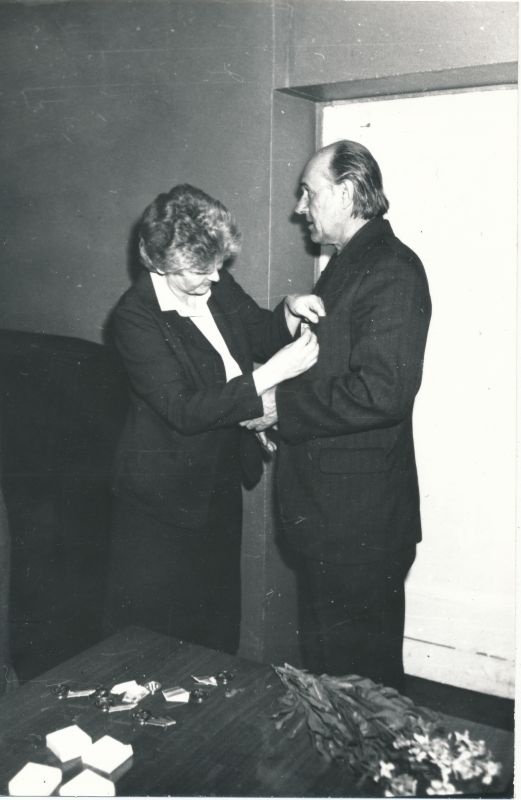 Foto. Sideveteranide õhtu Haapsalu RSS-is. Tööveterani medali saab vanemtehnik Vladimir Parbus. Foto Haapsalu TTV fotoateljee, 1984