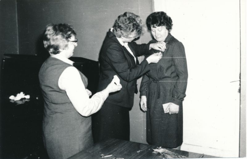 Foto. Sideveteranide õhtu Haapsalu RSS-is. Tööveterani medali saab Lihula sjsk sideoperaator Marta Soosalu. Foto Haapsalu TTV fotoateljee, 1984