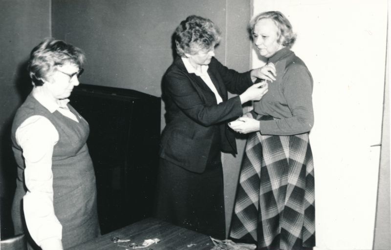 Foto. Sideveteranide õhtu Haapsalu RSS-is. Tööveterani medali saab telegrafist Leili Rõõmus. Foto Haapsalu TTV fotoateljee, 1984