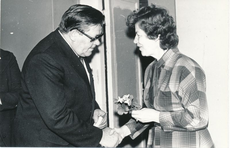 Foto. Sideveteranide õhtu Haapsalu RSS-is. Tööveterani medali saab sidesõlme ülem Sila Hoel. Foto Haapsalu TTV fotoateljee, 1984