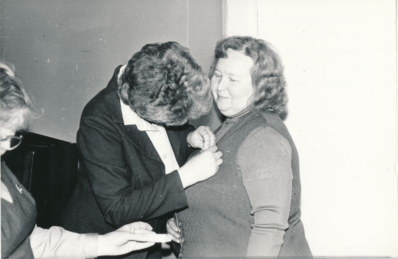 Foto. Sideveteranide õhtu Haapsalu RSS-is. Tööveterani medali saab vanemraamatupidaja Leili Laur. Foto Haapsalu TTV fotoateljee, 1984