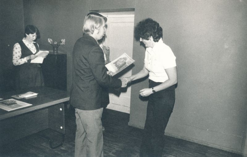 Foto. Sidetöötajate päeva tähistamine Haapsalu RSS-is. Aime Zimmer aukirja vastu võtmas. Foto V. Pärtel, 1984