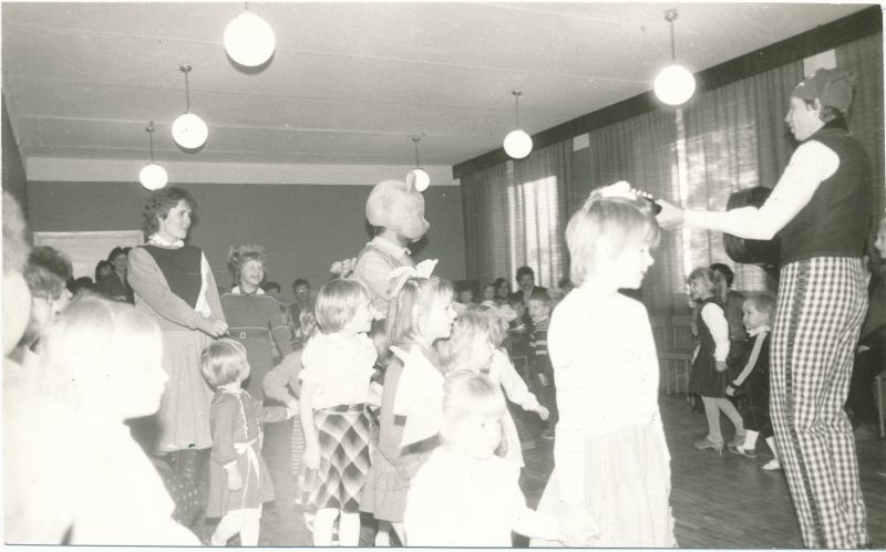 Foto. Laste nääripidu Sidesõlme saalis Tamme 21a  detsember 1986. Esineb Tõnu Raadik.