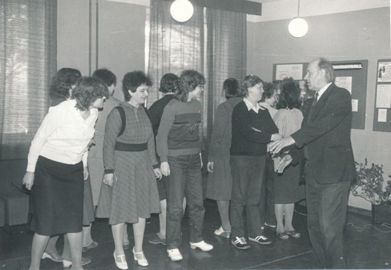 Foto. Naistepäeva tähistamine Haapsalu Sidesõlmes 1986. Virgutusvõimlemine.