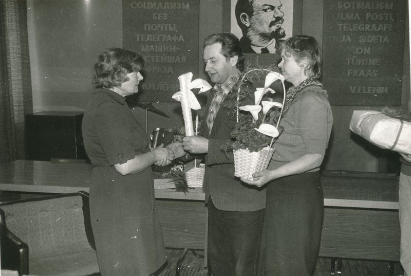Foto. Koidu Sillaste 50. aasta juubel 1986. Õnnitlevad Milvi Kelner ja Rein Õuemaa.