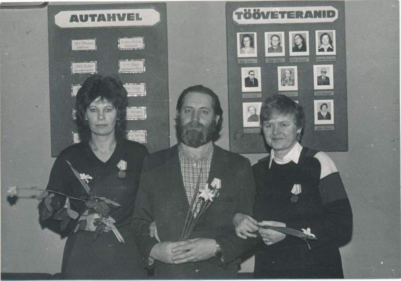 Foto. Medaliga "Tööveteran" autasustamine 1986. Urve Pärnapuu, Rein Õuemaa, Milvi Kelner.