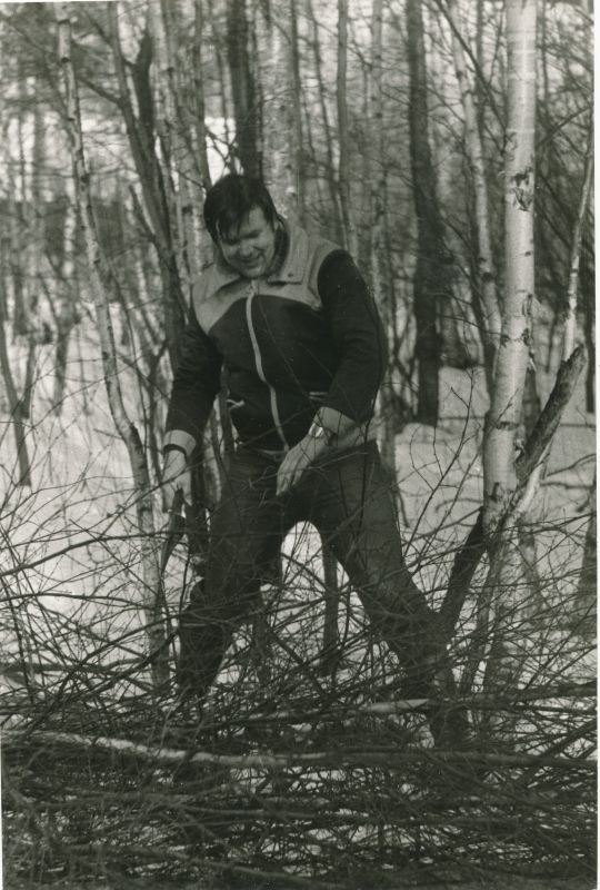 Foto. Haapsalu Sidesõlme laupäevak kevadel 1986. Võsa raiumine Haapsalu-Pärnu liinil. Rein Mets.