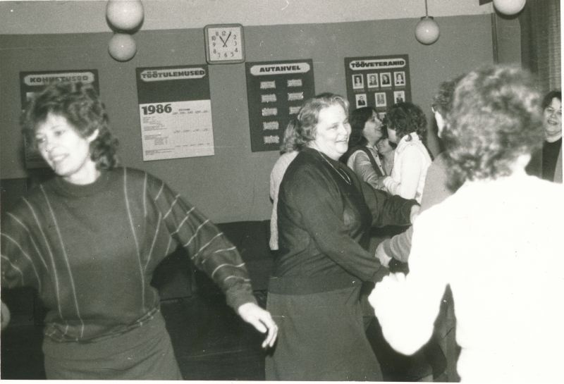 Foto. Naistepäeva tähistamine Haapsalu Sidesõlmes 1986.