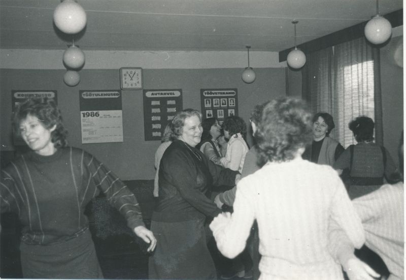 Foto. Naistepäeva tähistamine Haapsalu Sidesõlmes 1986. Virgutusvõimlemine.