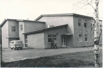 Foto. Haapsalu Rajooni Sidesõlme Palivere ATCK 100/2000 400 No ehitamine 1987. Hoone ees seisavad V.Kranich ja H.Tau.  duplicate photo