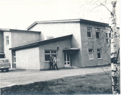 Foto. Haapsalu Rajooni Sidesõlme Palivere ATCK 100/2000 400 No ehitamine 1987. Hoone ees seisavad V.Kranich ja H.Tau.  duplicate photo