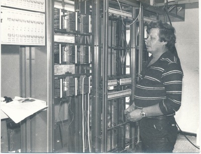 Foto. Haapsalu Rajooni Sidesõlme Palivere ATCK 100/2000 400 No ehitamine 1987. ENSV sideehitus- mont.tööde rändkolonni töötaja Boris Stekolsikov.  duplicate photo