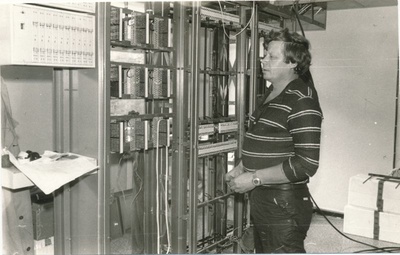 Foto. Haapsalu Rajooni Sidesõlme Palivere ATCK 100/2000 400 No ehitamine 1987. ENSV sideehitus- mont.tööde rändkolonni töötaja Boris Stekolsikov.  duplicate photo