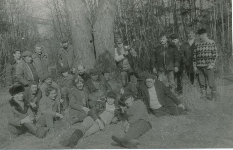 Foto. Haapsalu RSS kevadine laupäevak Valgeväljal tootisbaasi ehitus platsi võsast koristamine 1988.