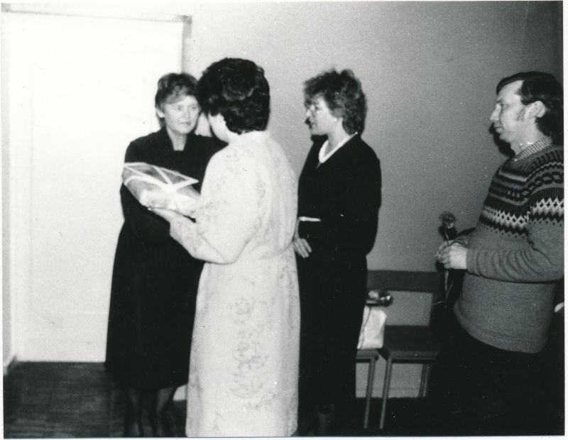 Foto. Haapsalu RSS kaadriinspektori Milvi Kelneri 55. aasta juubel sidesõlme saalis Tamme 21a 1989. Õnnitlevad Jaan Kelviste, Tiina Nurges ja Juta Tau.