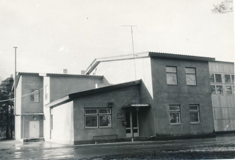 Foto. Haapsalu RSS sidejaoskondade töötajate ringsõit mööda sidejaoskondi 1989. Palivere ATJ ja Sidejaoskonna hoone.