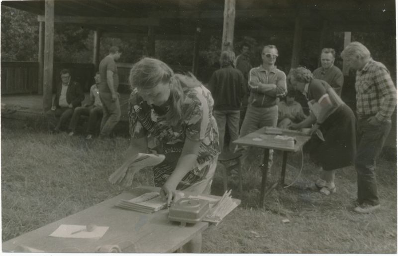 Foto. "Väinamere Sidemängud" Doorakul 1988. Võistlevad postiljonid.