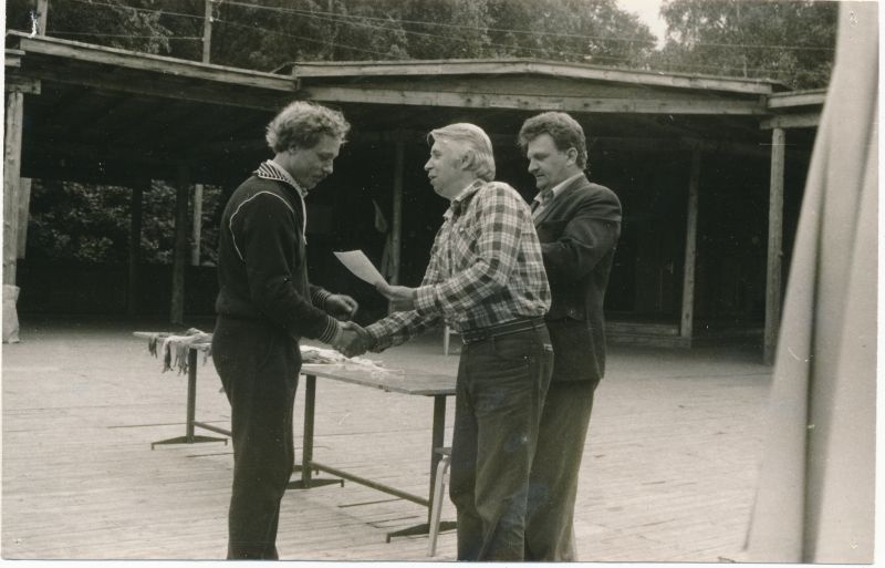 Foto. "Väinamere Sidemängud" Doorakul 1988. Autasu Jaan Saarnale annavad üle Harri Tau ja Voldemar Kranich.