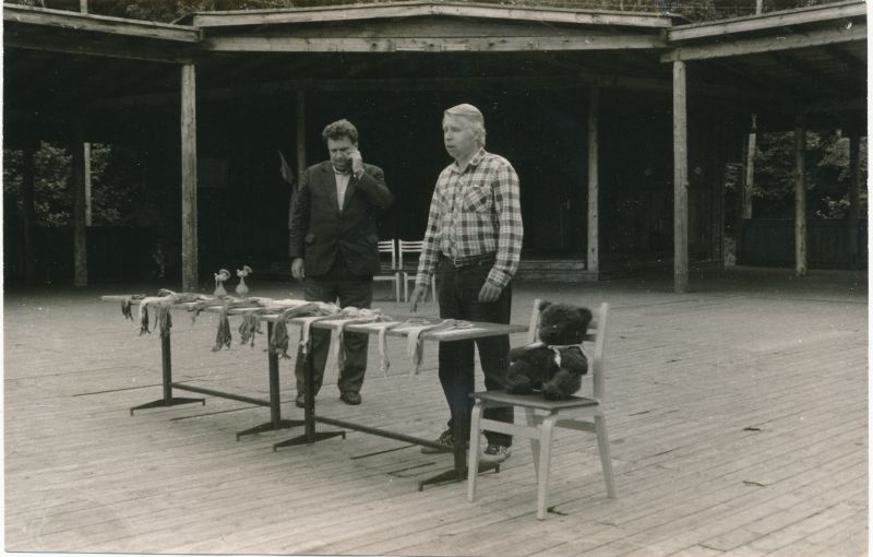 Foto. "Väinamere Sidemängud" Doorakul 1988. Autasud  annavad üle Harri Tau ja Voldemar Kranich.