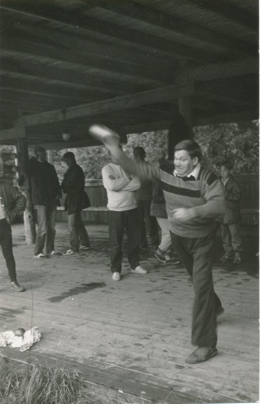 Foto. "Väinamere Sidemängud" Doorakul 1988. Kuulitõuge. Sila Hoel.