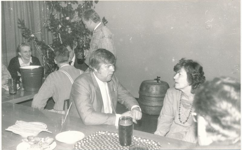 Foto. Läänemaa Sidesõlme töötajate jõulu- nääri perepidu detsemberis 1990. Evi Velt, Rein Mets.