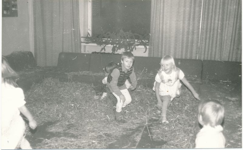 Foto. Läänemaa Sidesõlme töötajate jõulu- nääri perepidu detsemberis 1990.