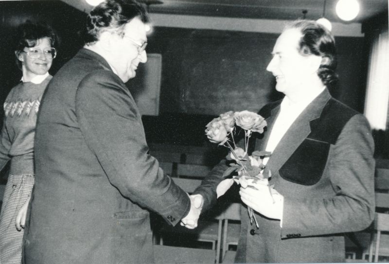 Foto. Läänemaa Sidesõlme inseneri Rein Õuemaa 50. aasta sünnipäev 1991. Õnnitleb Voldemar Kranich.