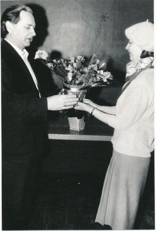 Foto. Läänemaa Sidesõlme inseneri Rein Õuemaa 50. aasta sünnipäev 1991. Õnnitleb Tamara Tuul.