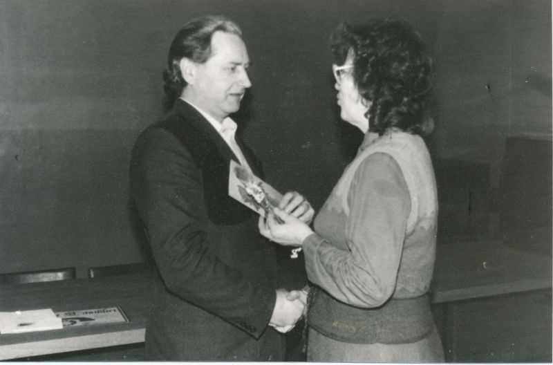 Foto. Läänemaa Sidesõlme inseneri Rein Õuemaa 50. aasta sünnipäev 1991. Õnnitleb Evi Velt.